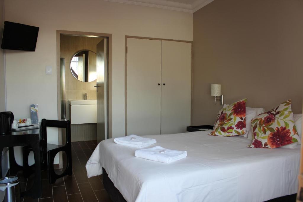米德尔堡Travel Lodge的酒店客房,配有带毛巾的床