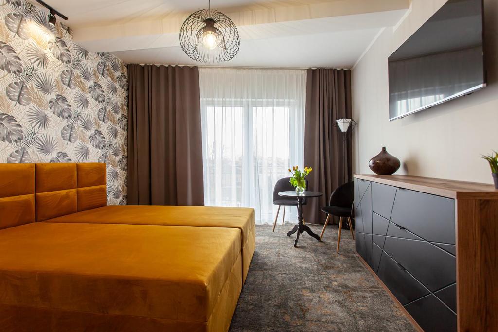格里兹鲍Bursztynowa Przystań的酒店客房设有床和窗户。