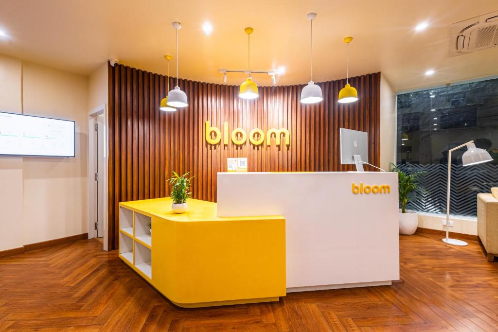 兰奇Bloom Hotel - Ranchi的办公室设有黄色和白色的前台