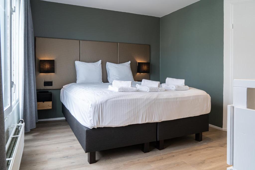 丽兹史基浦达夫丽萨酒店的卧室配有一张带白色床单和枕头的大床。