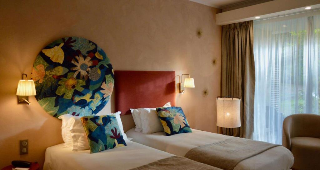 佩尔蒂塞万公园贝斯特韦斯特酒店的酒店客房设有两张床,墙上挂有绘画作品