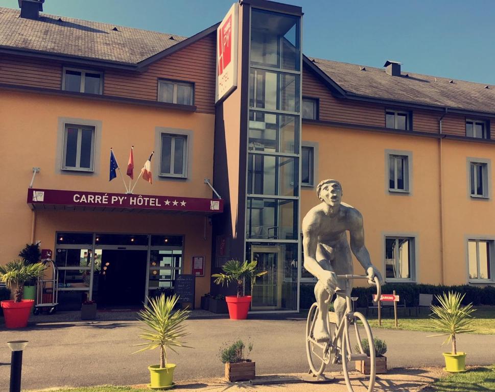 巴涅尔德比戈尔卡雷碧酒店的一座建筑物前骑着自行车的人的雕像