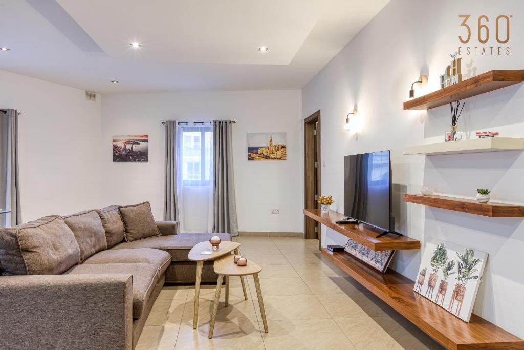 KalkaraA comfy 2BR home with Balcony Views in Kalkara by 360 Estates的带沙发和电视的客厅