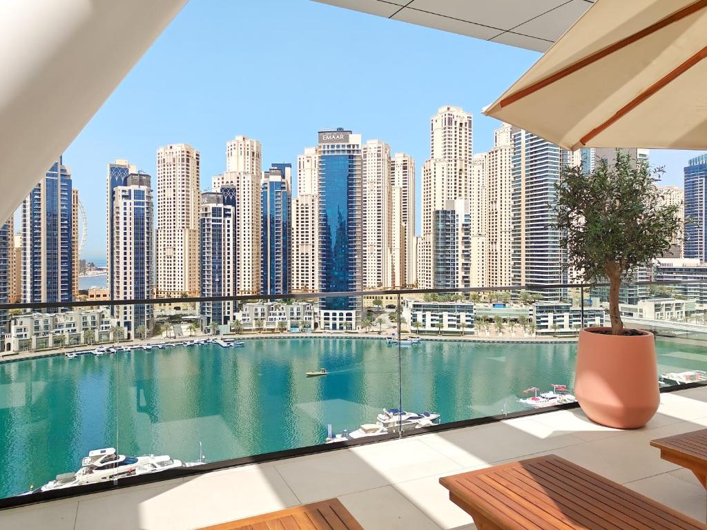 迪拜Luxury living at Vida Marina & Yacht Club的大窗户享有大城市的景致。