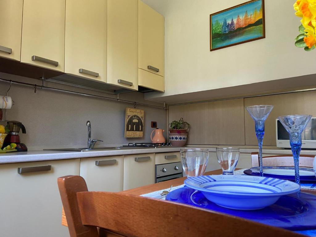 阿杰罗拉Nilu's Central House的厨房配有桌子、碗和玻璃杯