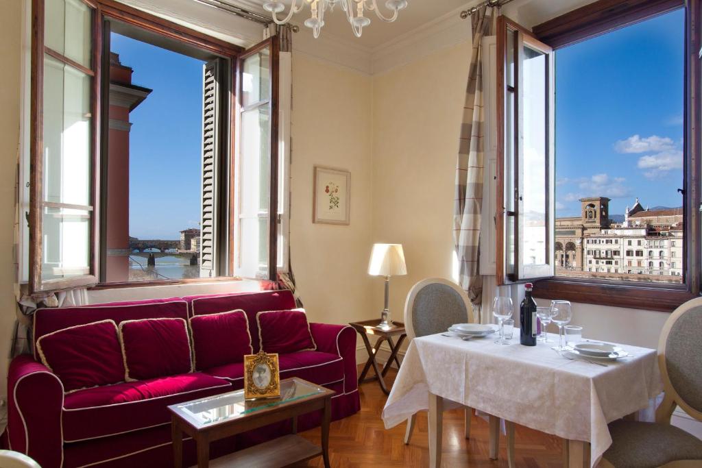 佛罗伦萨赛里斯托里宫殿酒店的带沙发、桌子和窗户的客厅