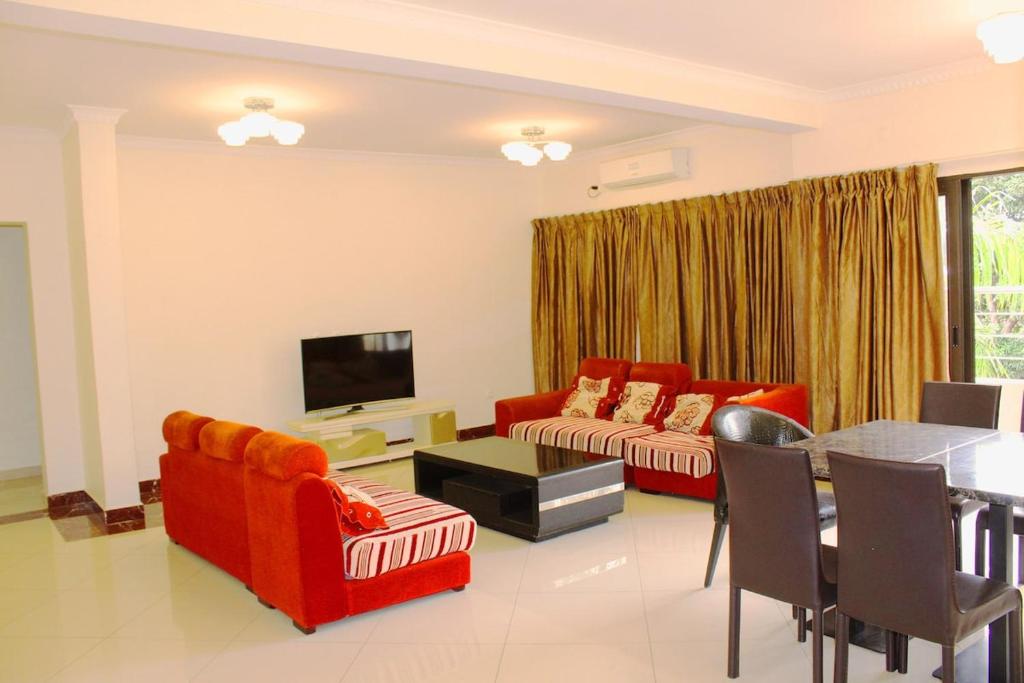 MatolaMatola View Residence的客厅配有红色的沙发和桌子