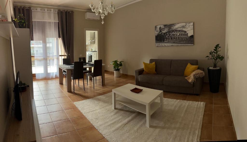 罗马Collina Fleming 32的客厅配有沙发和桌子