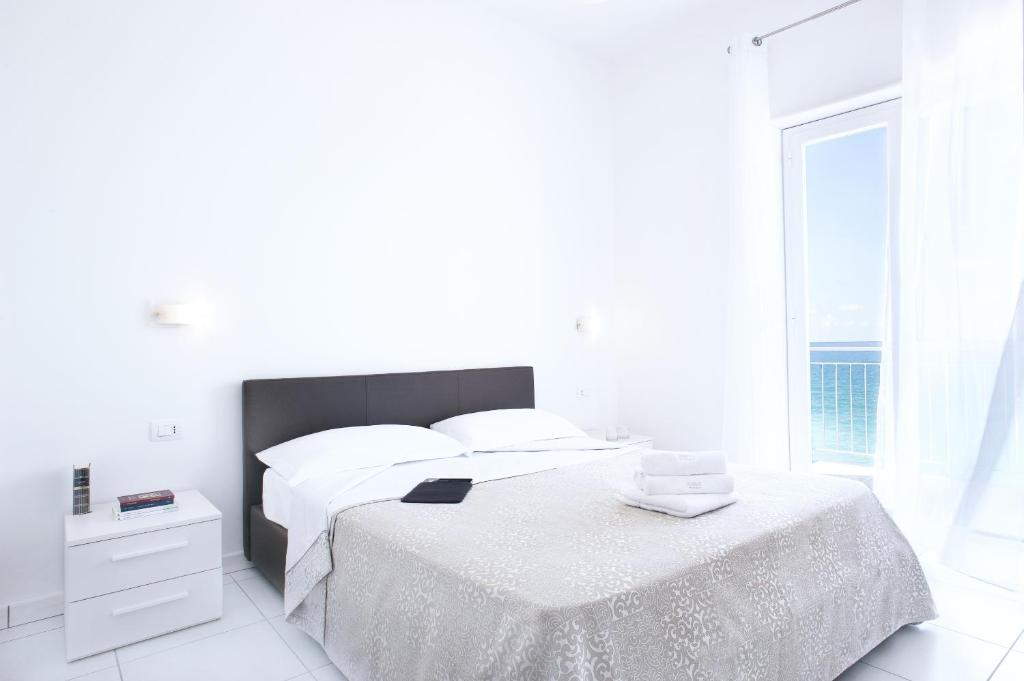 卡普多兰多维勒公寓式酒店的白色的卧室设有床和窗户