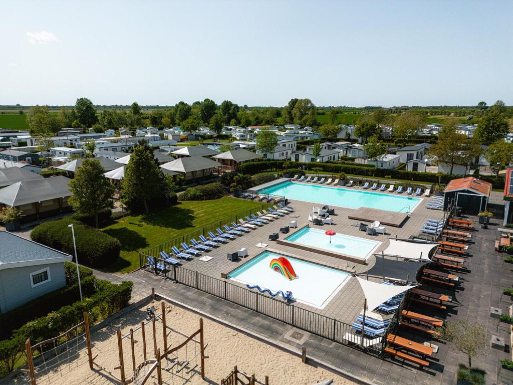 坎珀兰Vakantiepark de Molenhoek的享有度假村游泳池的空中景致