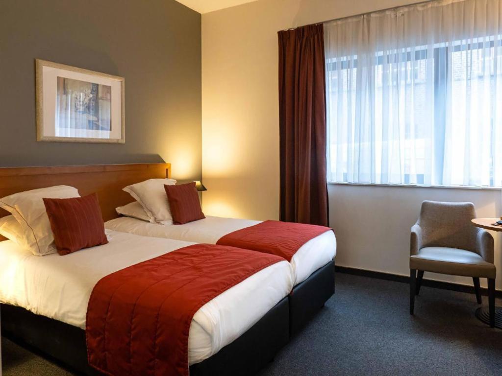 根特Budget Rooms by Ghent RIver的酒店客房设有两张床和窗户。