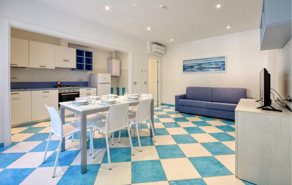 德瓦玛丽娜Amazing Apartment In Deiva Marina With Wifi的厨房以及带桌椅的起居室。