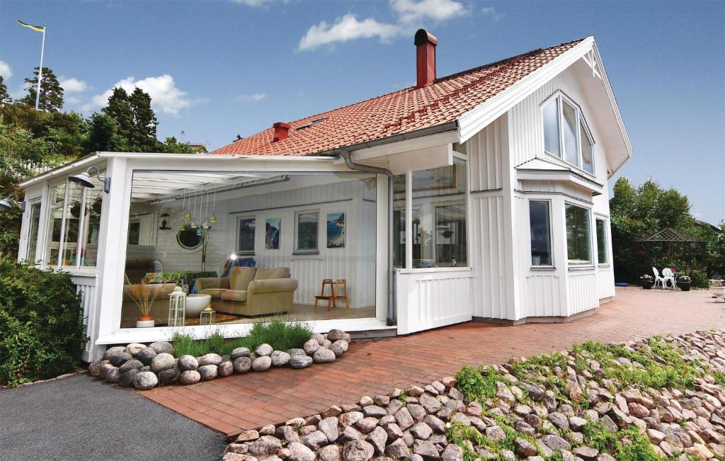 阿灵索斯Nice Home In Alingss With Lake View的白色的房子,设有大型开放式庭院