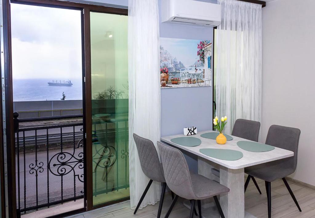 瓦尔纳New Colorful 1BD Getaway with an Amazing Sea View的一间带桌椅的用餐室和一个阳台