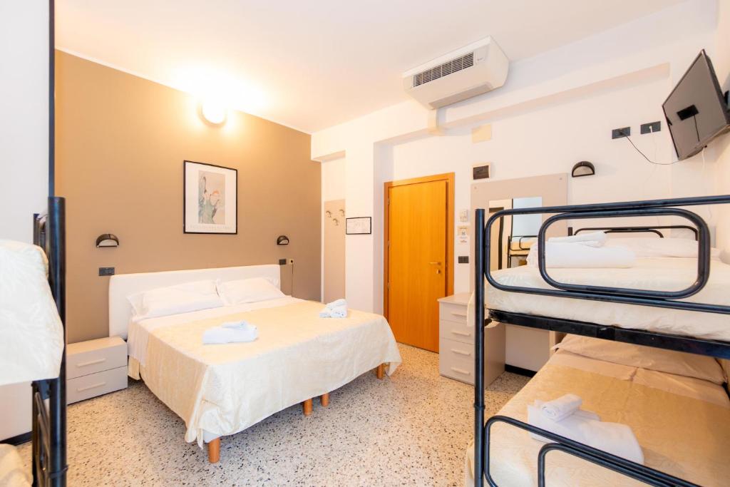 里米尼伽利略酒店的带两张双层床和一间浴室的客房