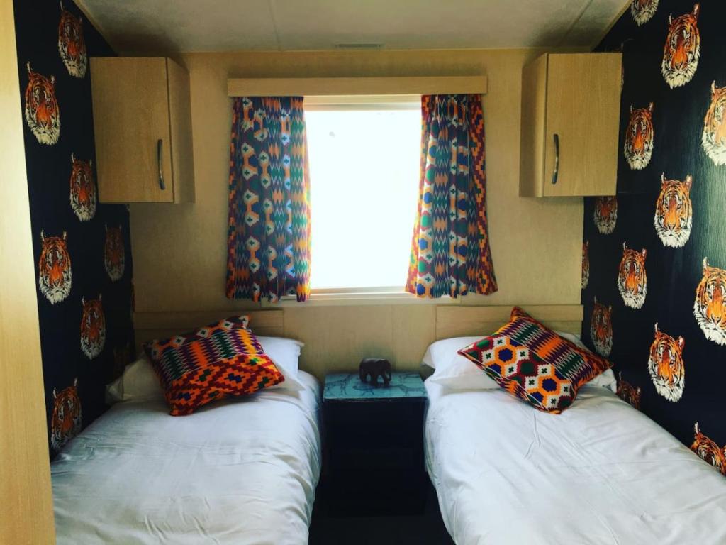 坎伯利MP39 Parkdean Camber Sands的小房间设有两张床和窗户