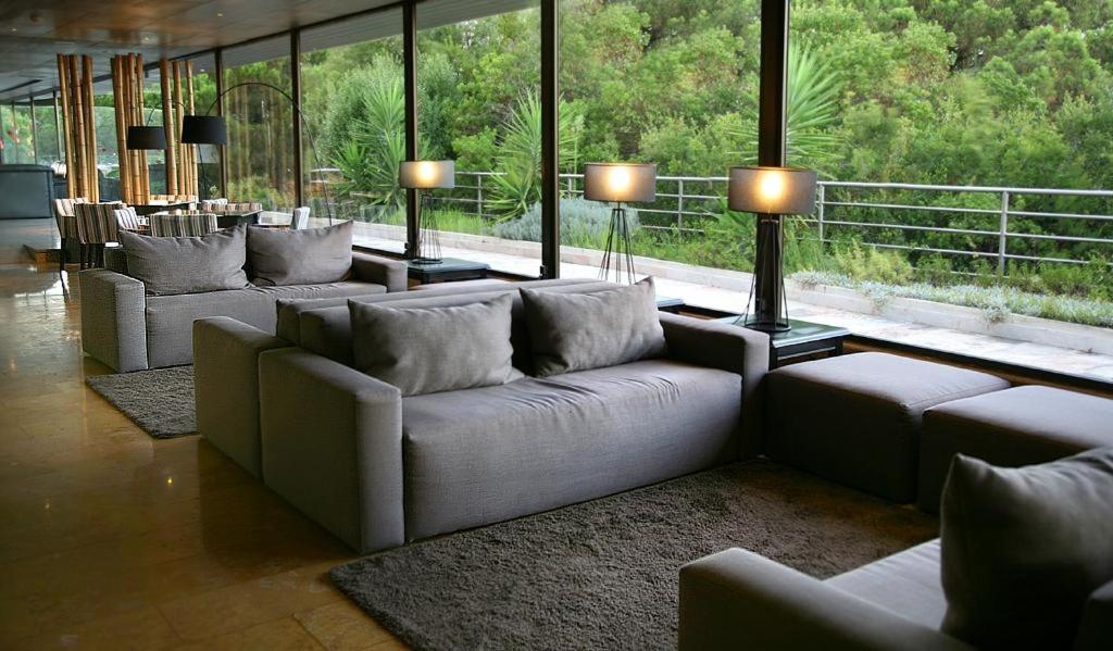 塞图巴尔B&B HOTEL Sado Setúbal的带沙发和桌子的客厅以及窗户。
