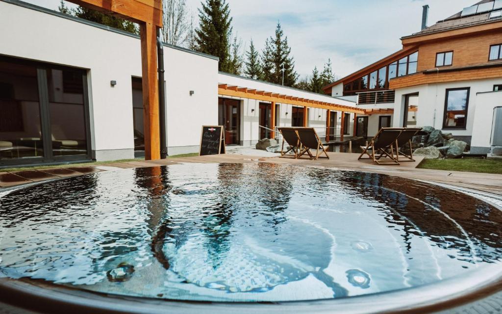 罗斯诺夫·波德·拉德霍斯滕霍拉尔酒店的一座房子后院的游泳池