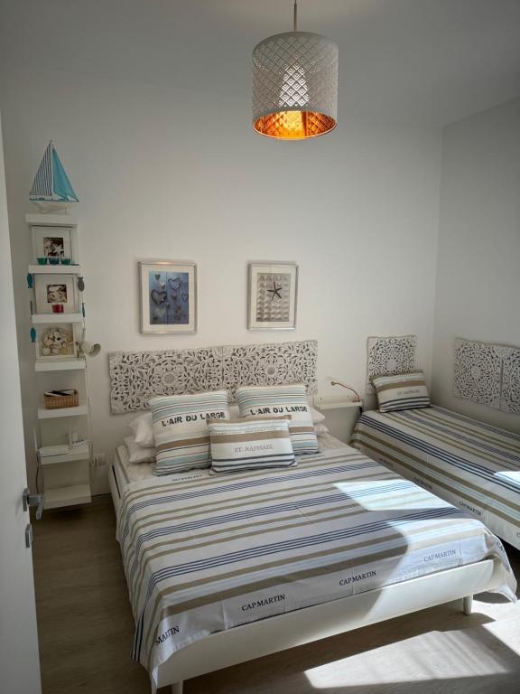 圣温琴佐casalmare的一间卧室配有两张床和吊灯。