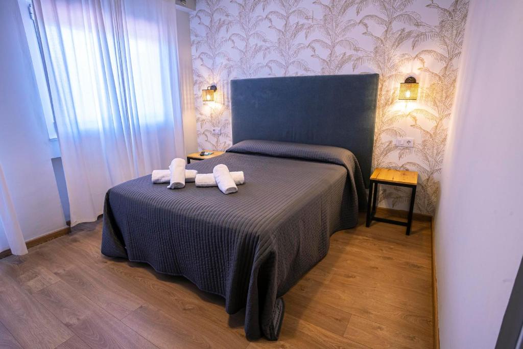 卡米诺新村Complejo Roma的一间卧室配有一张床,上面有两条毛巾