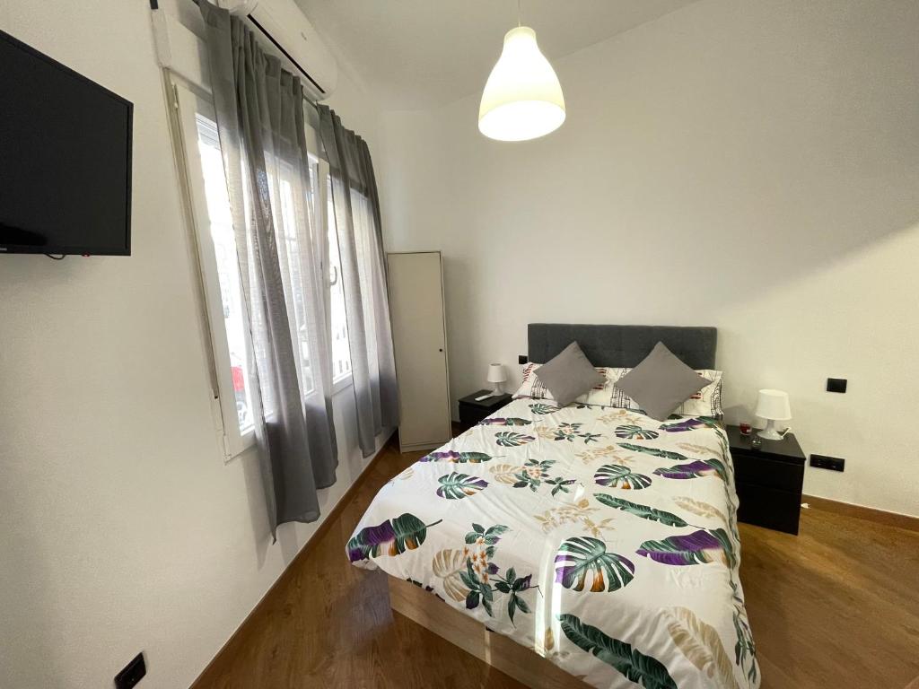 马德里HomeStay Lopez Pando的一间卧室配有一张床和被子