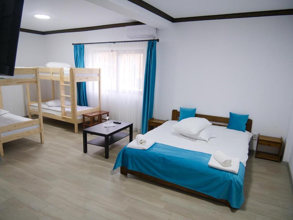古拉勒乌卢伊Lacul de argint的一间卧室配有一张床和两张双层床。