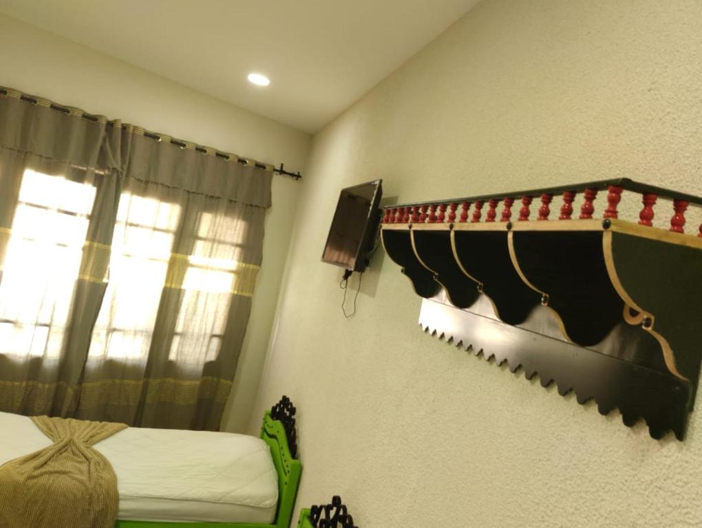 突尼斯Sidi Mehrez HOTEL的客房设有床、电视和窗户。