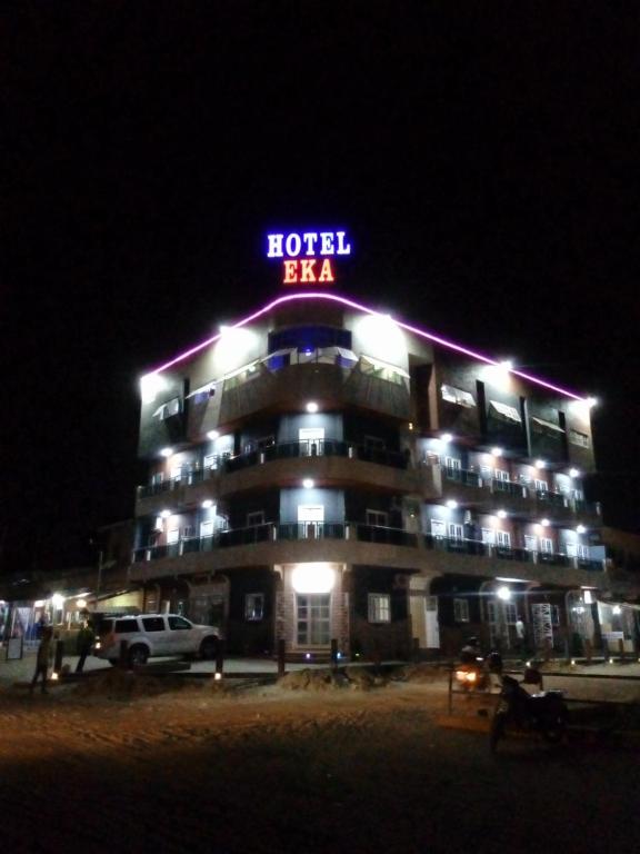 洛美EKA ELITE HOTEL的一家晚上在上面标有标志的酒店