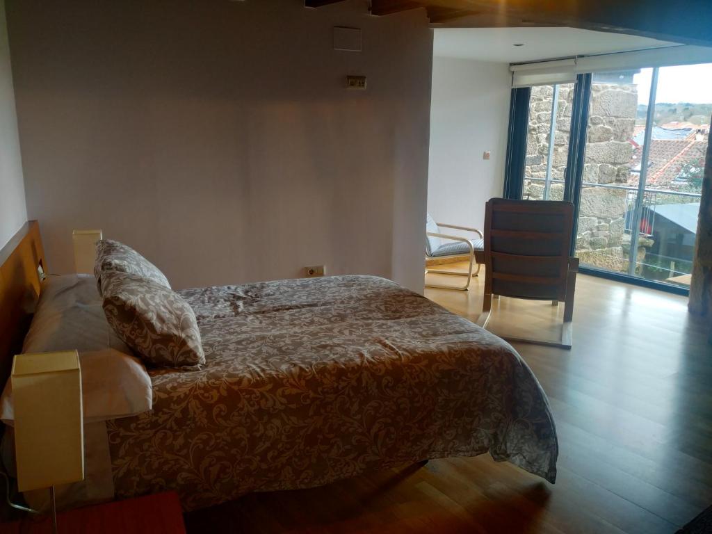 阿拉力兹Pensión rural Pallabarro的一间卧室设有一张床和一个大窗户