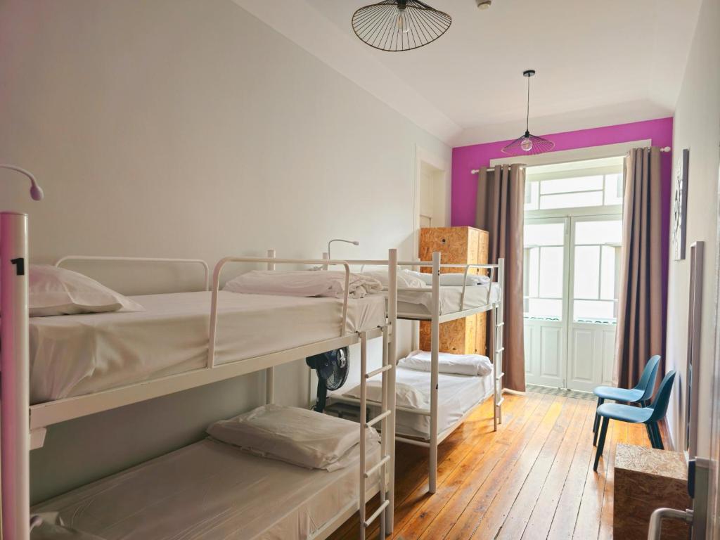 丰沙尔圣玛丽亚旅舍的带两张双层床和椅子的房间