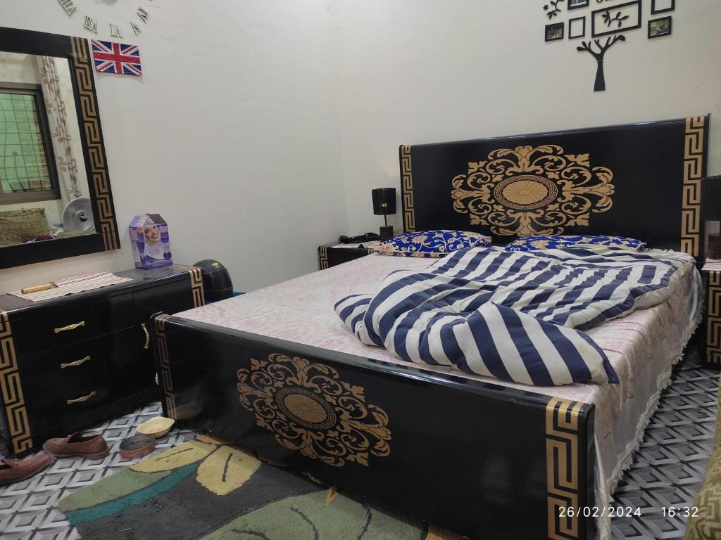 锡亚尔科特Muslim friendly guest house的一间卧室配有一张大床和一个梳妆台