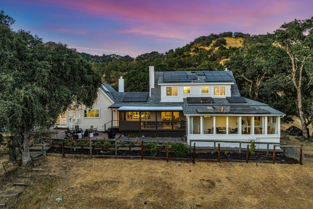 克罗弗戴尔Chianti by AvantStay Stunning Secluded Ranch的屋顶上设有太阳能电池板的白色房屋