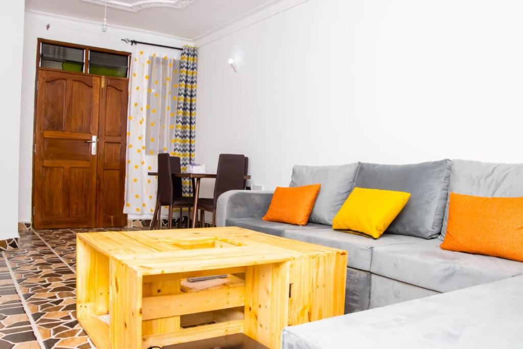 内罗毕Powerground Resort的带沙发和咖啡桌的客厅