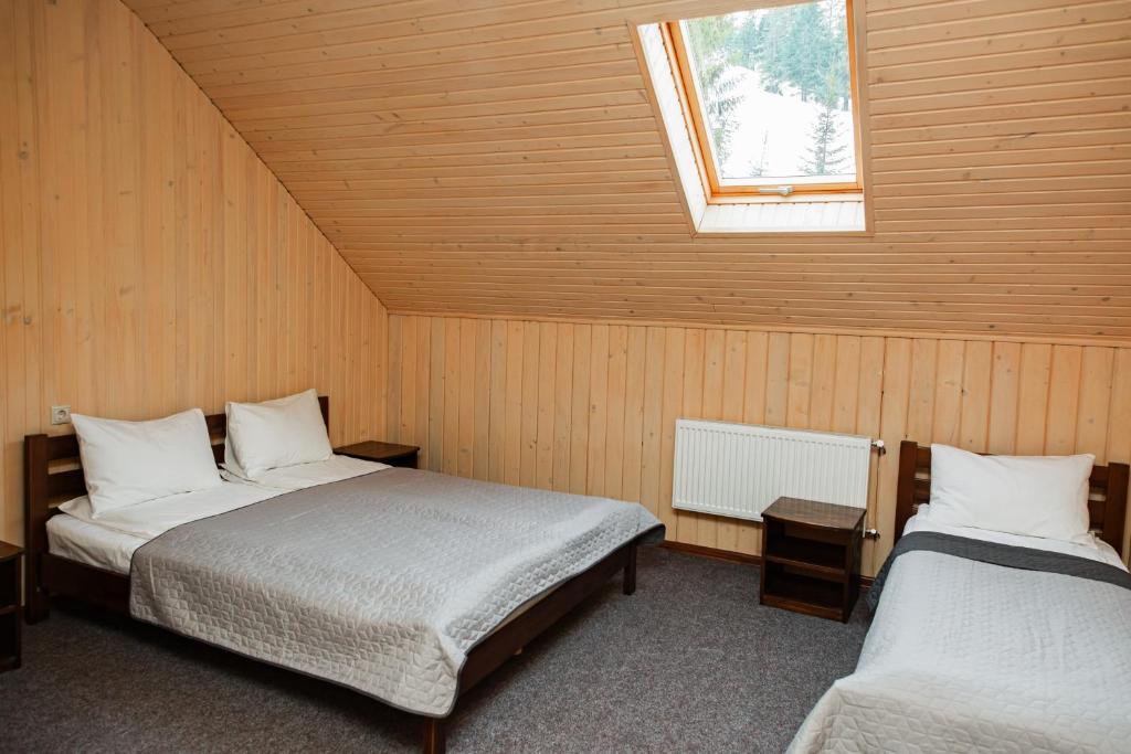 德拉格布拉特Мігалі的客房设有两张床和窗户。