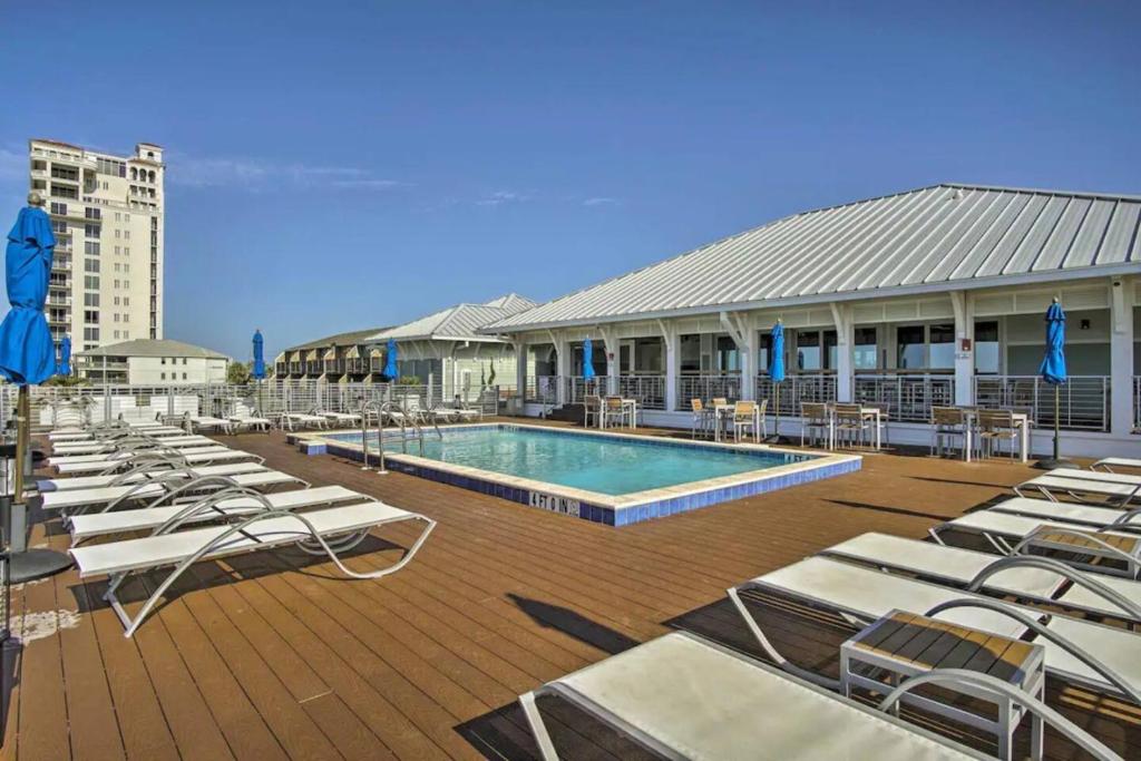 彭萨科拉New Listing, Luxury 4bd Steps to Beach Club的连排躺椅和一个游泳池
