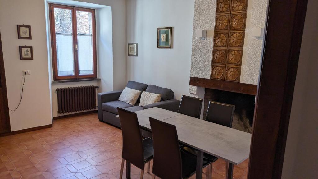 古比奥Borgo Antico的客厅配有桌子和沙发