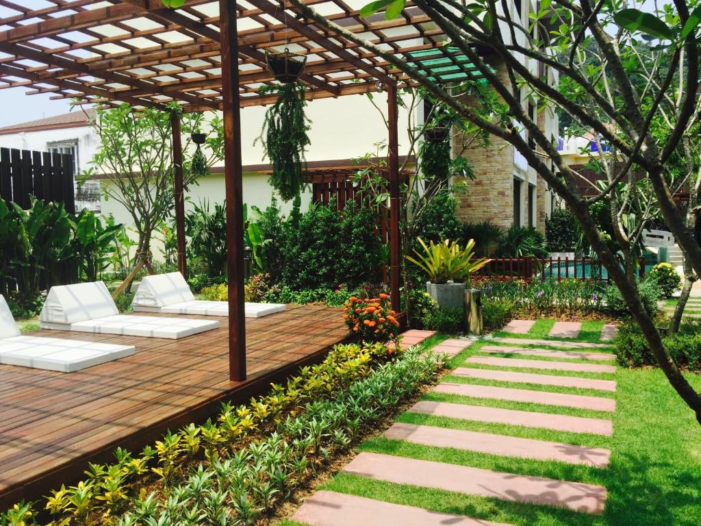 皮皮岛吉吉住所酒店的一个带木甲板和凉亭的花园