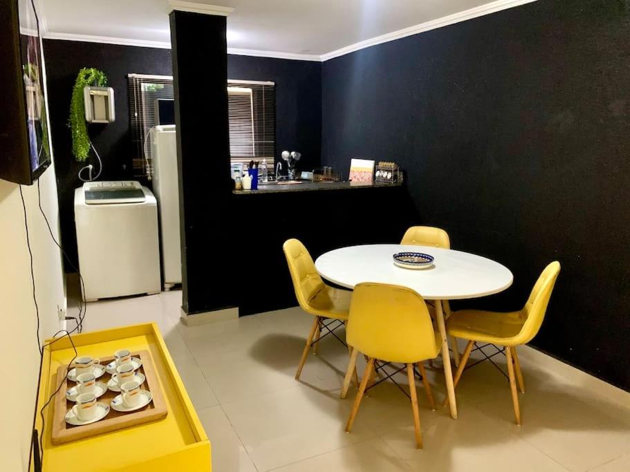 巴西利亚2 Quartos Completo Barato的厨房配有桌椅和冰箱。