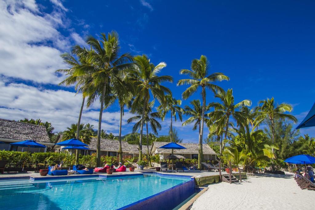 拉罗汤加马努娅海滩度假村的棕榈树度假村的游泳池