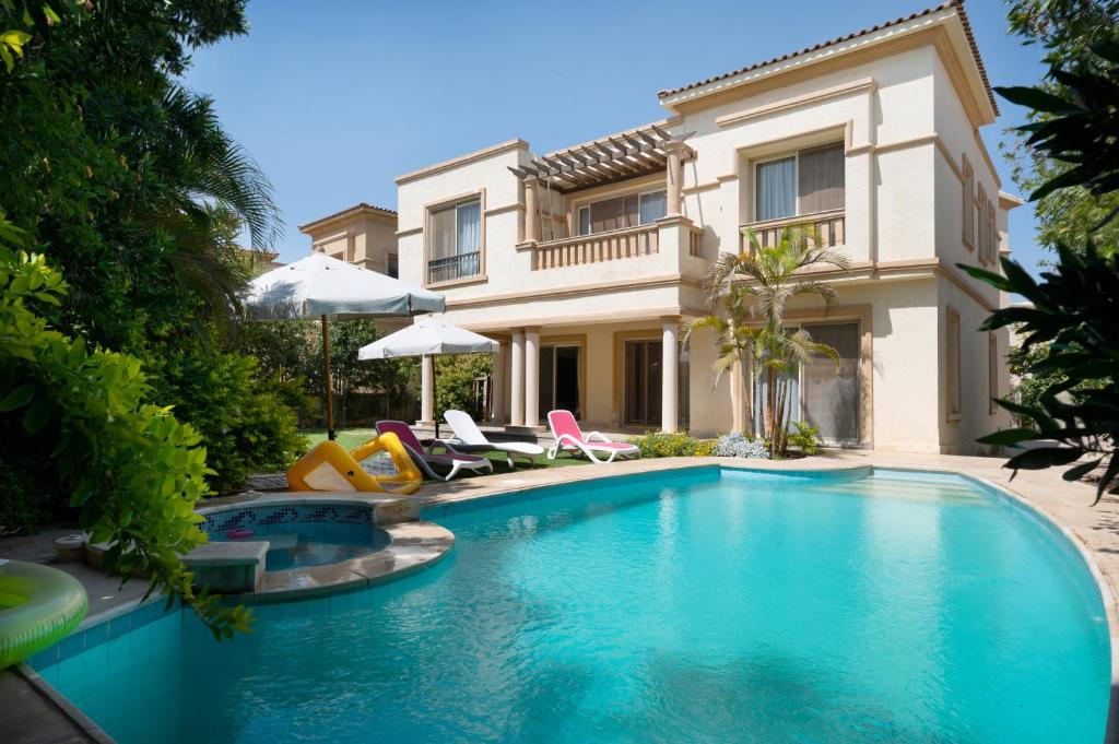 开罗Zyra Luxury villa with pool and Jacuzzi in New Cairo的别墅前的游泳池