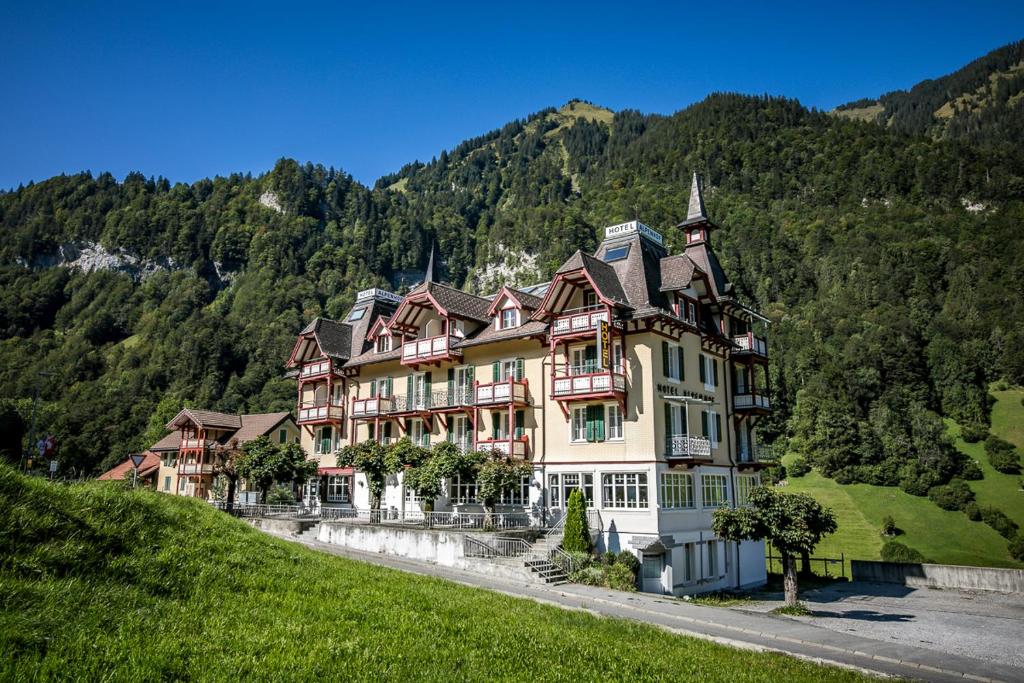 克恩斯Hotel Alpenhof的山边的大房子