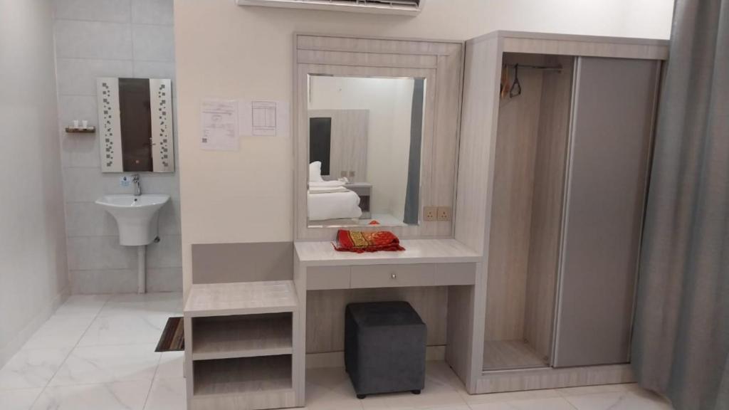 吉赞بيست تريب فالنسيا的一间带水槽和镜子的浴室