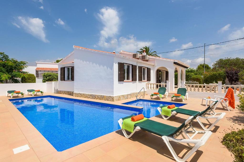 卡拉恩波特Villa CLAUDIA Menorca的一座带游泳池和房子的别墅
