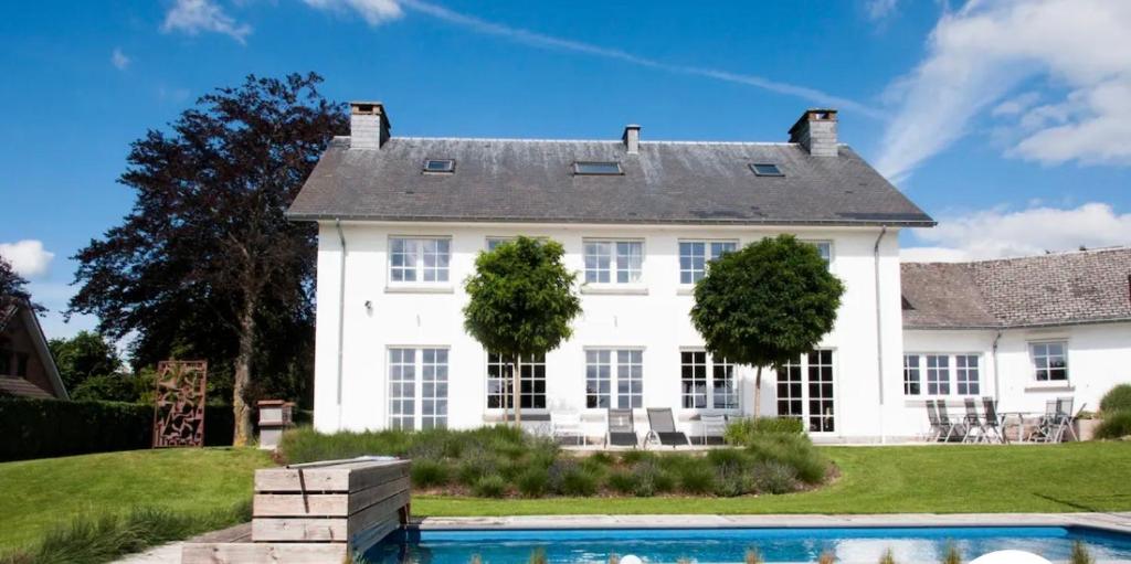 特镇Oneux Village的一座白色的房子,前面设有一个游泳池
