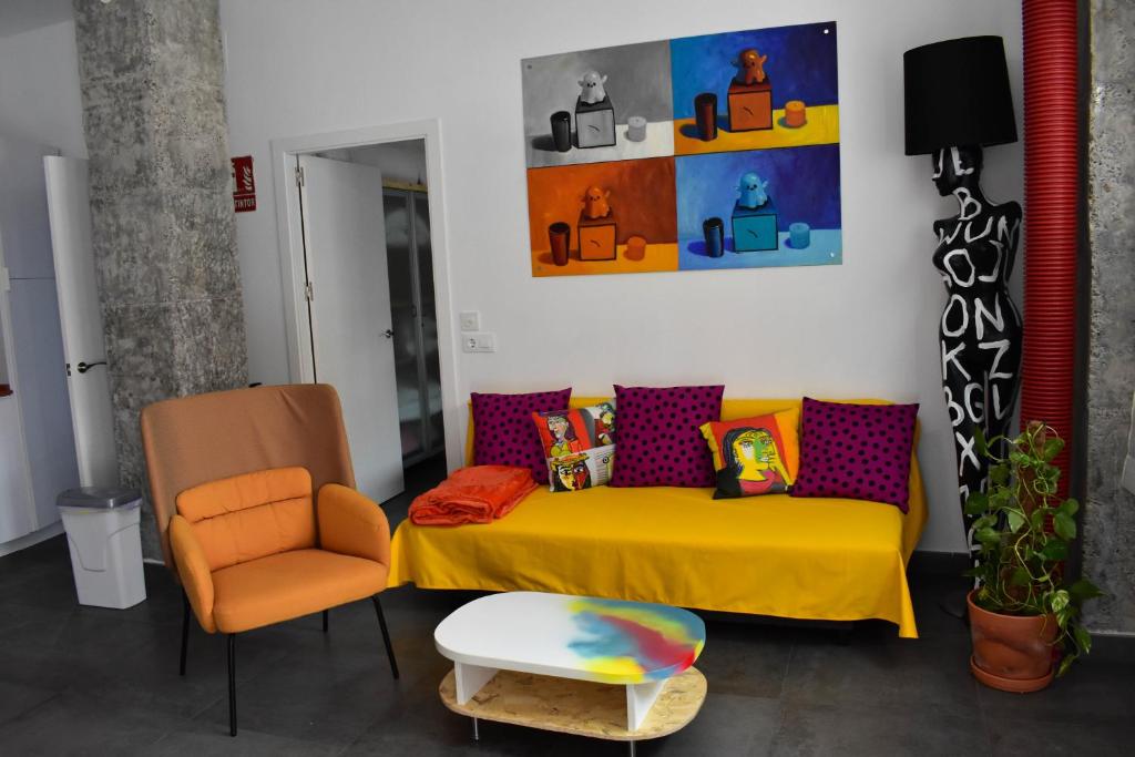 塞维利亚Sevilla Urban Flat的客厅配有沙发和椅子