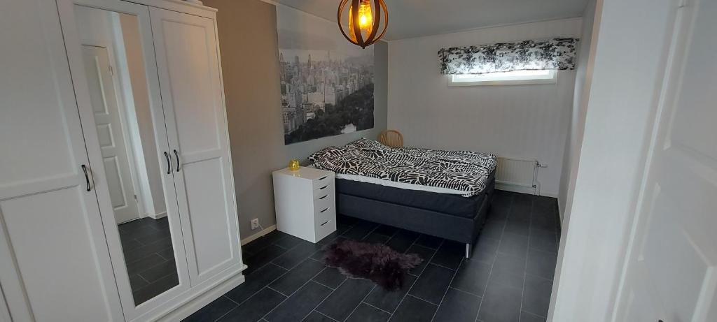 哈诺桑德Centralt hus的一间小卧室,配有床和窗户