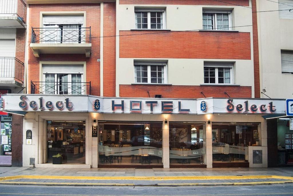 马德普拉塔精选酒店的坐落在城市街道上,在建筑前的酒店