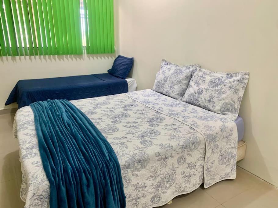 巴西利亚Melhor valor de Brasília próximo ao Aeroporto e Plano的一间带床和沙发的小卧室