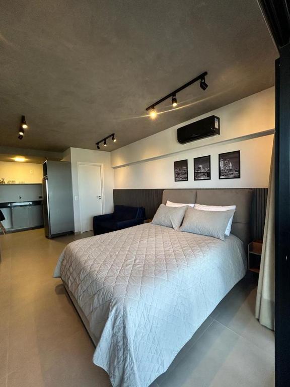 马里利亚Studio 905的卧室配有一张白色大床