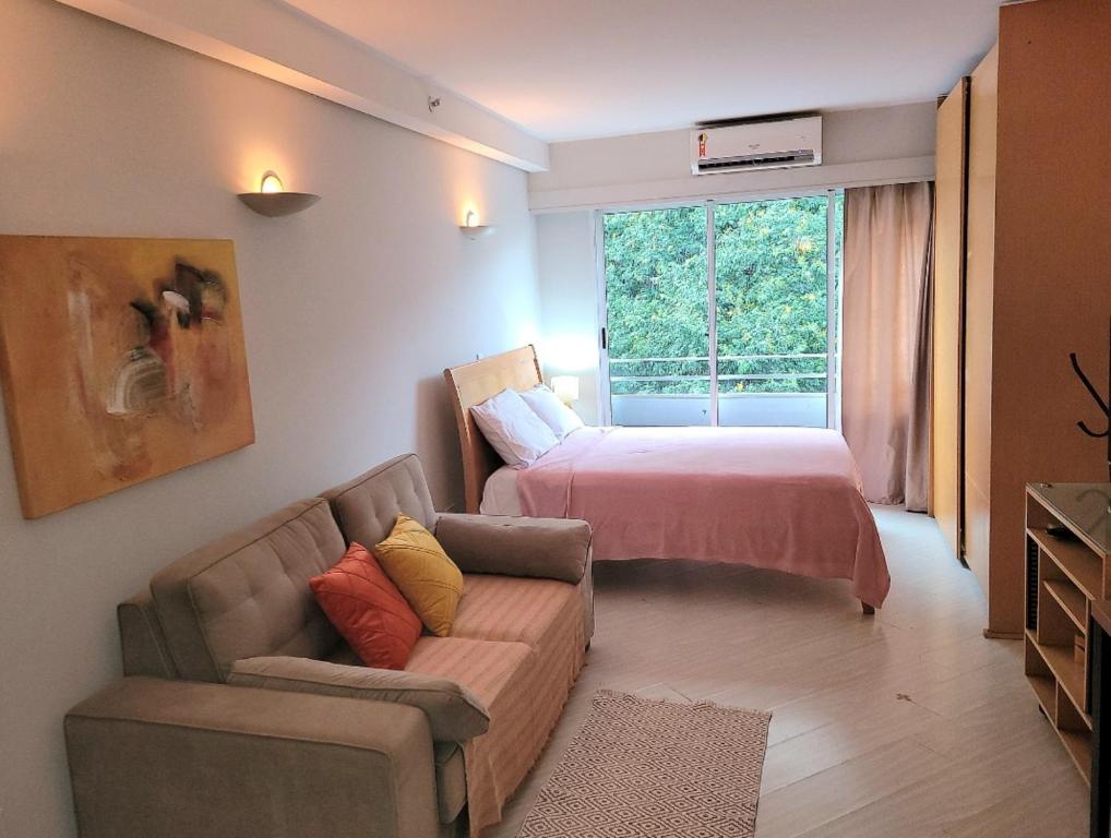圣保罗Maximus Luxury in Perdizes - Allianz - Flat at the Hotel的客厅配有床和沙发